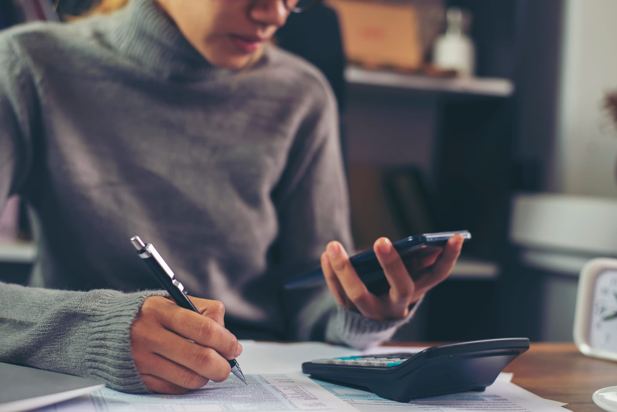 Why smart people approve bad payments: How handling payments on your phone puts your business at risk