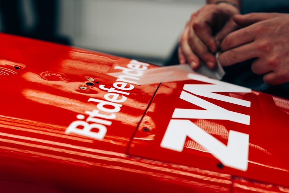 Bitdefender startet mit erweiterter Präsenz auf dem Auto als exklusiver Cybersicherheitspartner der Scuderia Ferrari HP in die Saison