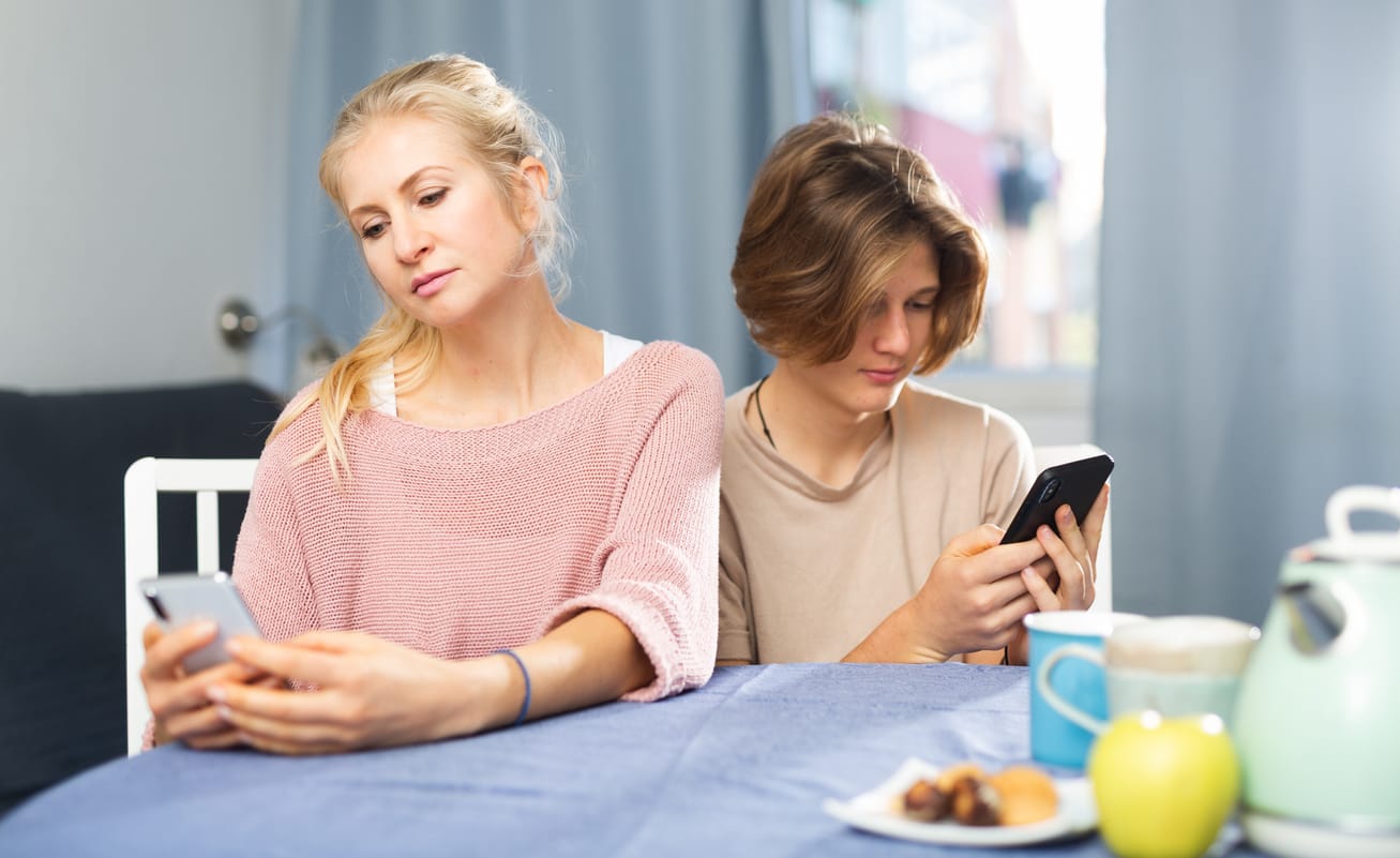 Nutzen Sie „Phubing“ für Ihr Kind? Was das für seine digitale Sicherheit bedeutet.