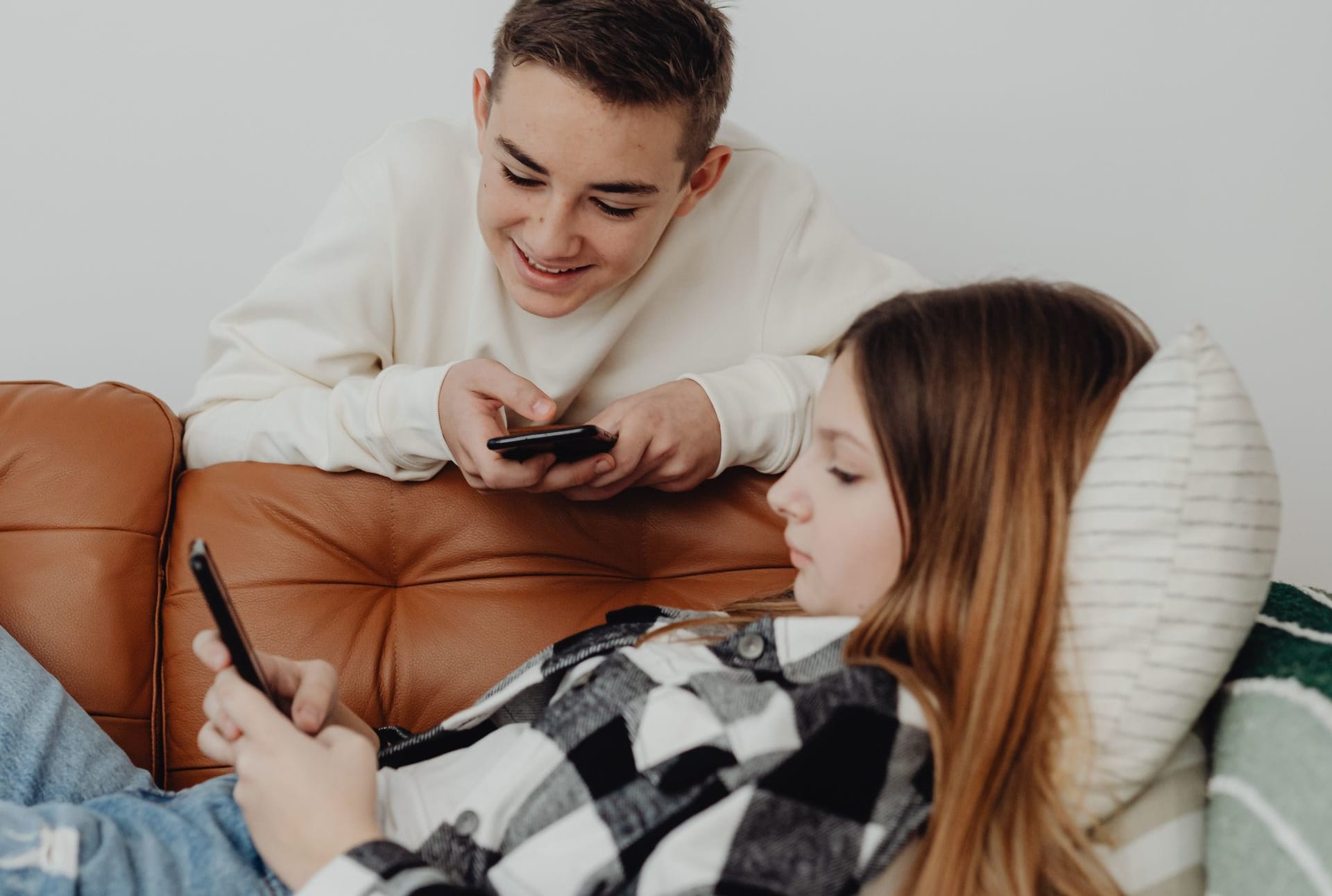 Copilul tău folosește WhatsApp? Iată cum activezi noile opțiuni pentru adolescenți