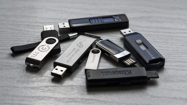 Stick-urile USB achiziționate la mâna a doua de pe eBay expun informațiile personale și financiare ale utilizatorilor