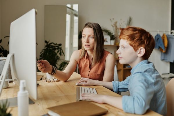 Parentalité: la sécurité améliore le temps passé en ligne avec votre enfant