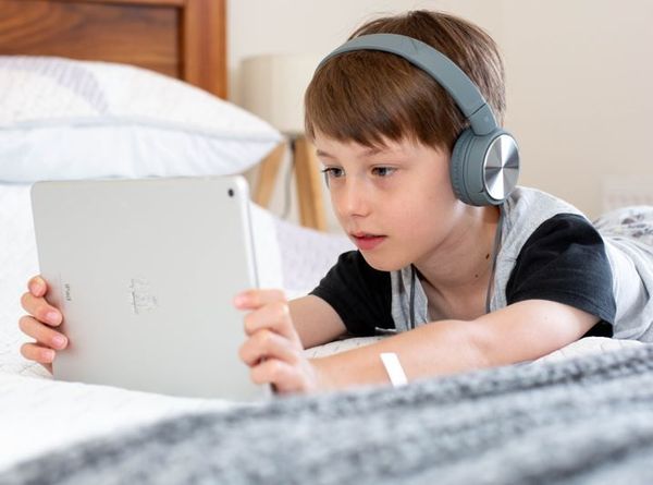 7 Anzeichen dafür, dass es Zeit für Kindersicherungen auf den Geräten Ihrer Kinder ist
