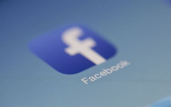 Facebook löscht gefälschte Konten, die russische Desinformationen in der Ukraine verbreiten
