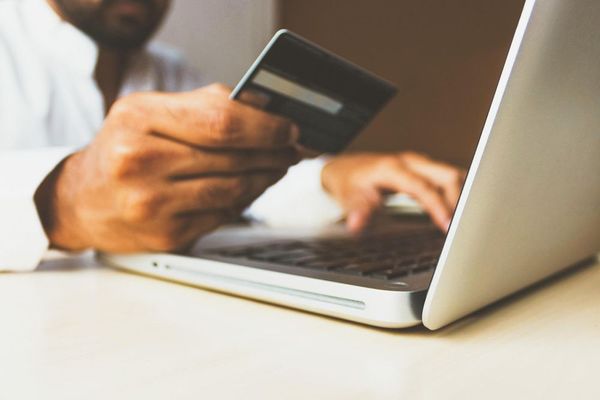 Sechs Wege, wie Betrüger Ihre Kreditkartendaten stehlen