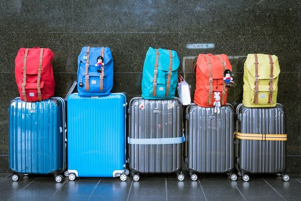 How to tell whether a Facebook ad is a scam. A closer look at the airport luggage sale fraud