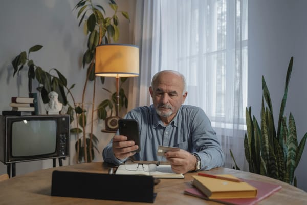How a Bank Teller Saved a Retiree from a $9,000 Crypto Scam – A True Story That Shows How Easily Scammers Can Fool Our Parents