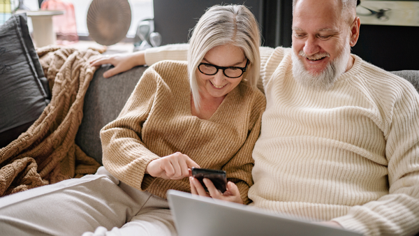 Nos parents passent de plus en plus de temps en ligne. Qu'est-ce que cela signifie pour les familles ?
