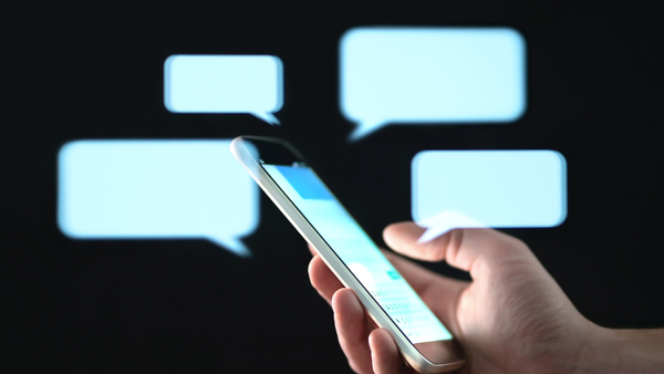 Poate cineva să îți citească SMS-urile fără acces la telefon?