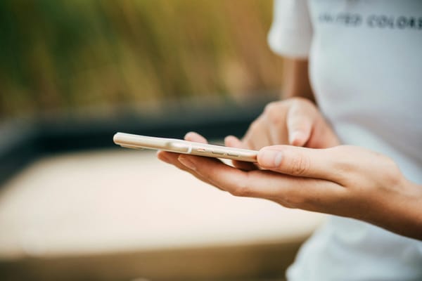 Semne că telefonul tău este urmărit fără aplicații spyware