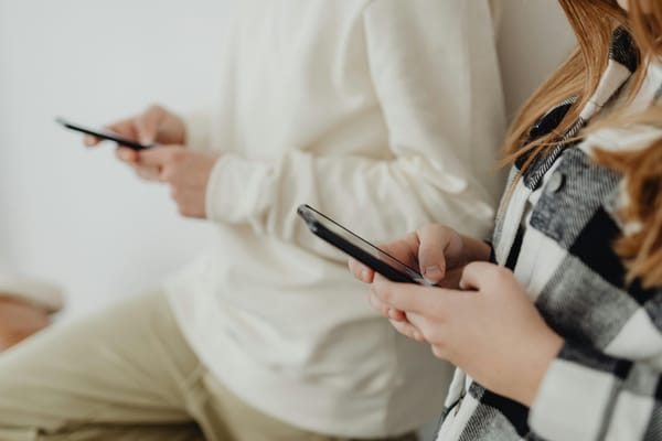 Ce să faci când cineva din familie postează prea mult online