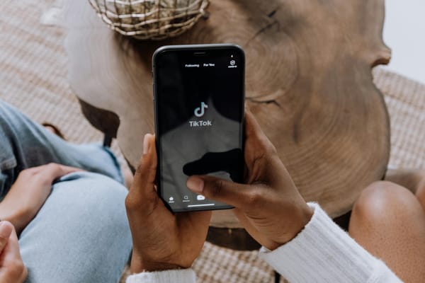 Provocarea tăițeilor iuți pe TikTok: ce trebuie să știe părinții