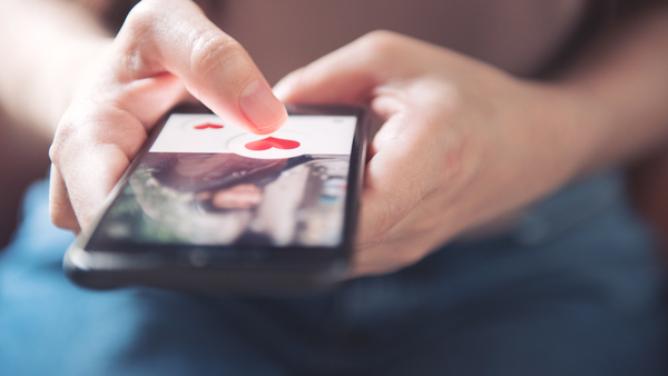 Une arnaque sentimentale utilisant une IA deepfake vole les économies d'une femme