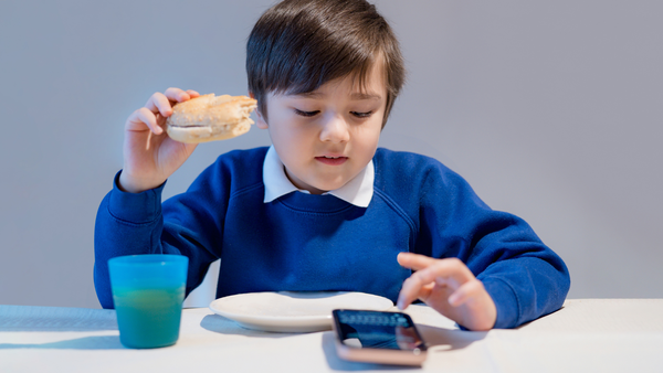 Should children watch TV or screens while eating? A therapist explains Should children watch TV or screens while eating? A therapist explains