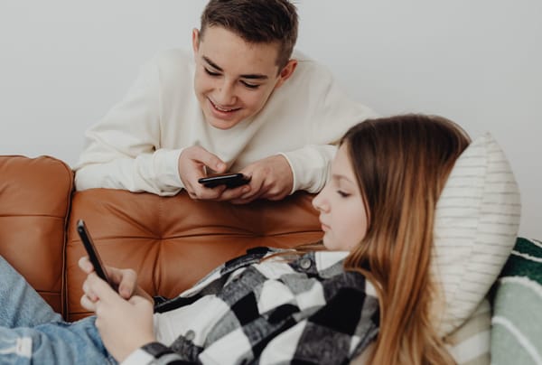 Copilul tău folosește WhatsApp? Iată cum activezi noile opțiuni pentru adolescenți