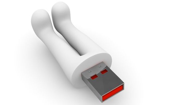 One in six US employees who find lost USBs use them