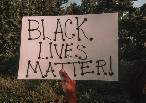 Mesajele spam trimise în contextul mișcării Black Lives Matter sunt utilizate pentru instalarea unui malware