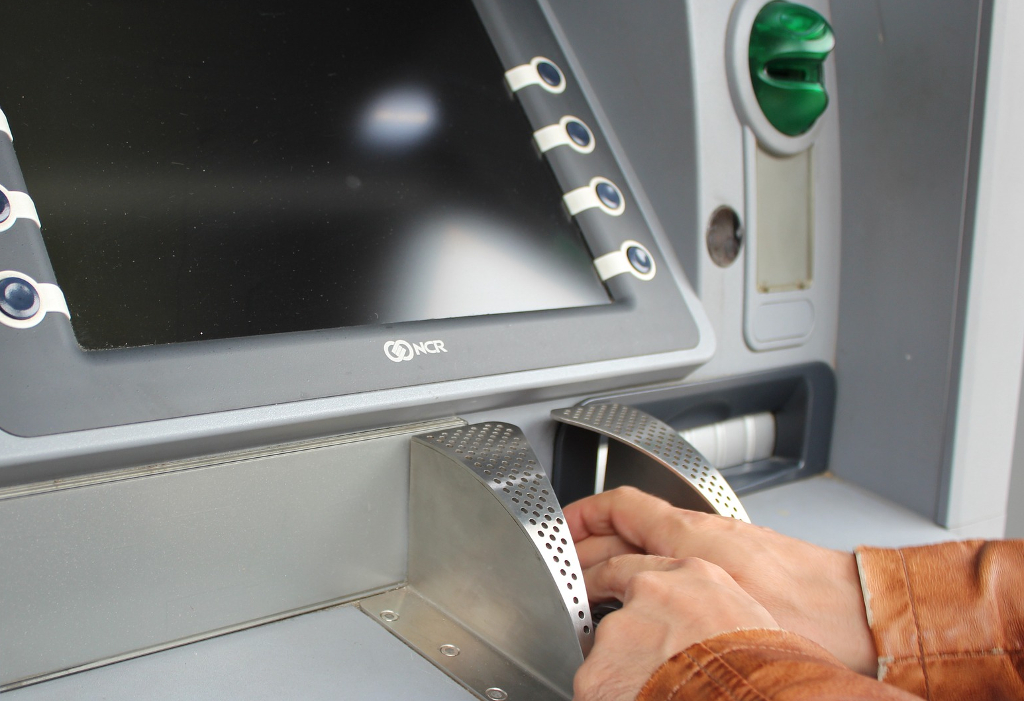 Clean Atm U.S. Secret Service warns hackers use endoscopes to clean out ATMs